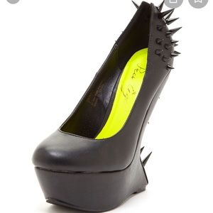 Privileged Shoes: Serra